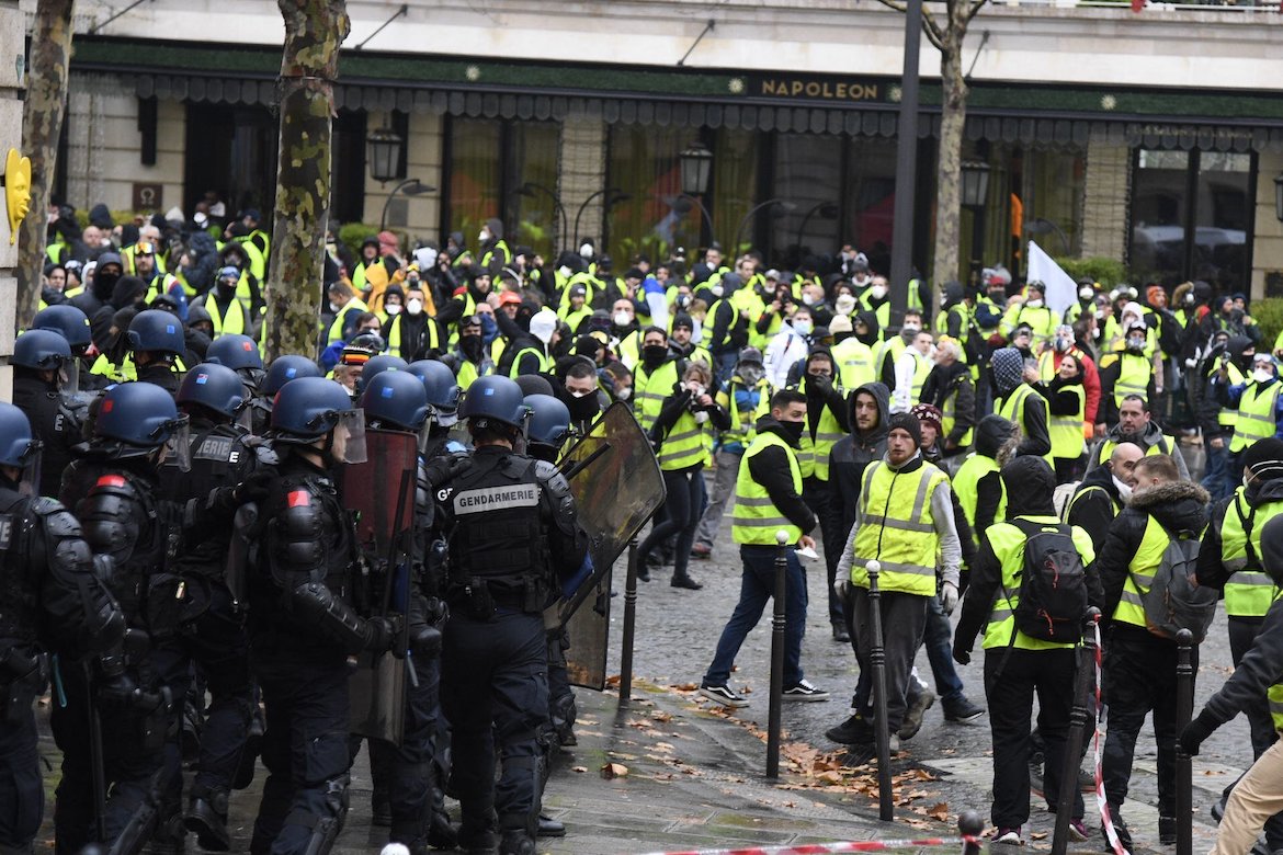 #1erDecembre 37 000 policiers, 30 000 gendarmes et 30 000 sapeurs-pompiers étaient mobilisés sur tout le territoire pour sécuriser les #manifestations, rétablir l'ordre, éteindre les incendies et porter secours.