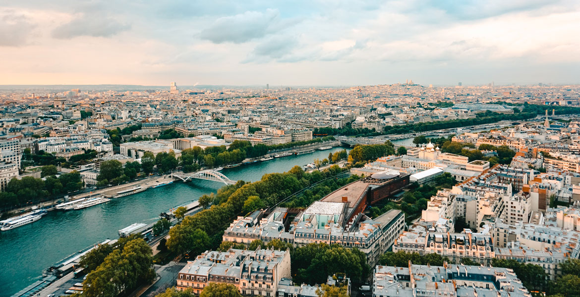 Les élections municipales ont été marquées par la crise sanitaire, une certaine “lassitude démocratique” et un record d’abstention. A Paris, la campagne électorale a été si riche en rebondissements et en atermoiements qu’elle fût à l’inverse particulièrement pauvre en débat d’idées.