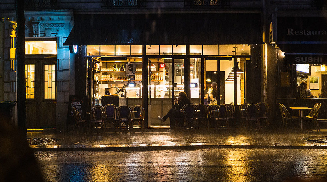 Sobriété énergétique : à Paris, les commerces et bureaux doivent éteindre leurs lumières